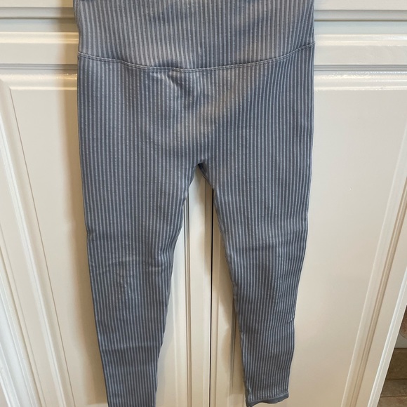 High-Waisted Seamless Rib Legging - Picture 6 of 6